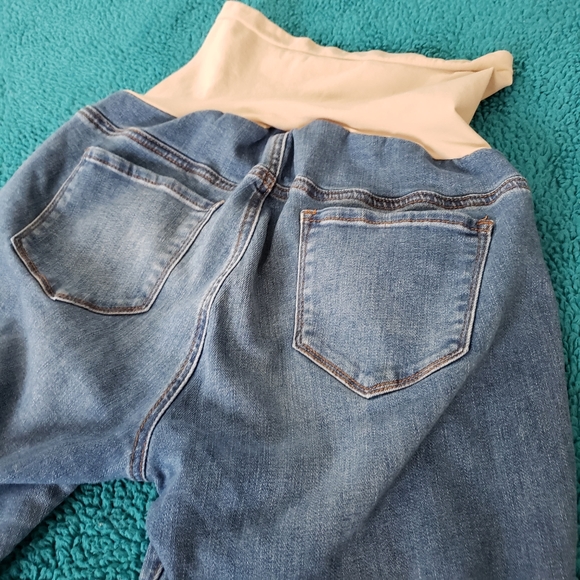 Large Maternity Ripped Jean's Motherhood - Picture 5 of 7